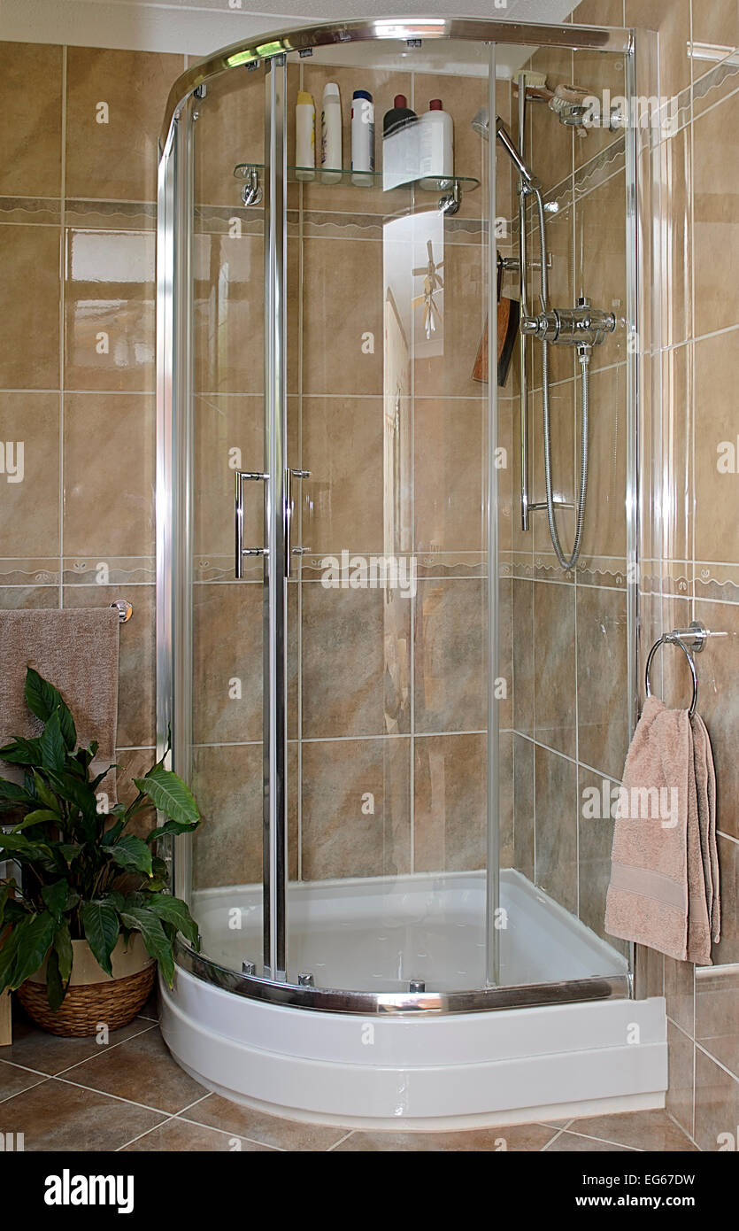 Moderno angolo di vetro box doccia Foto stock - Alamy