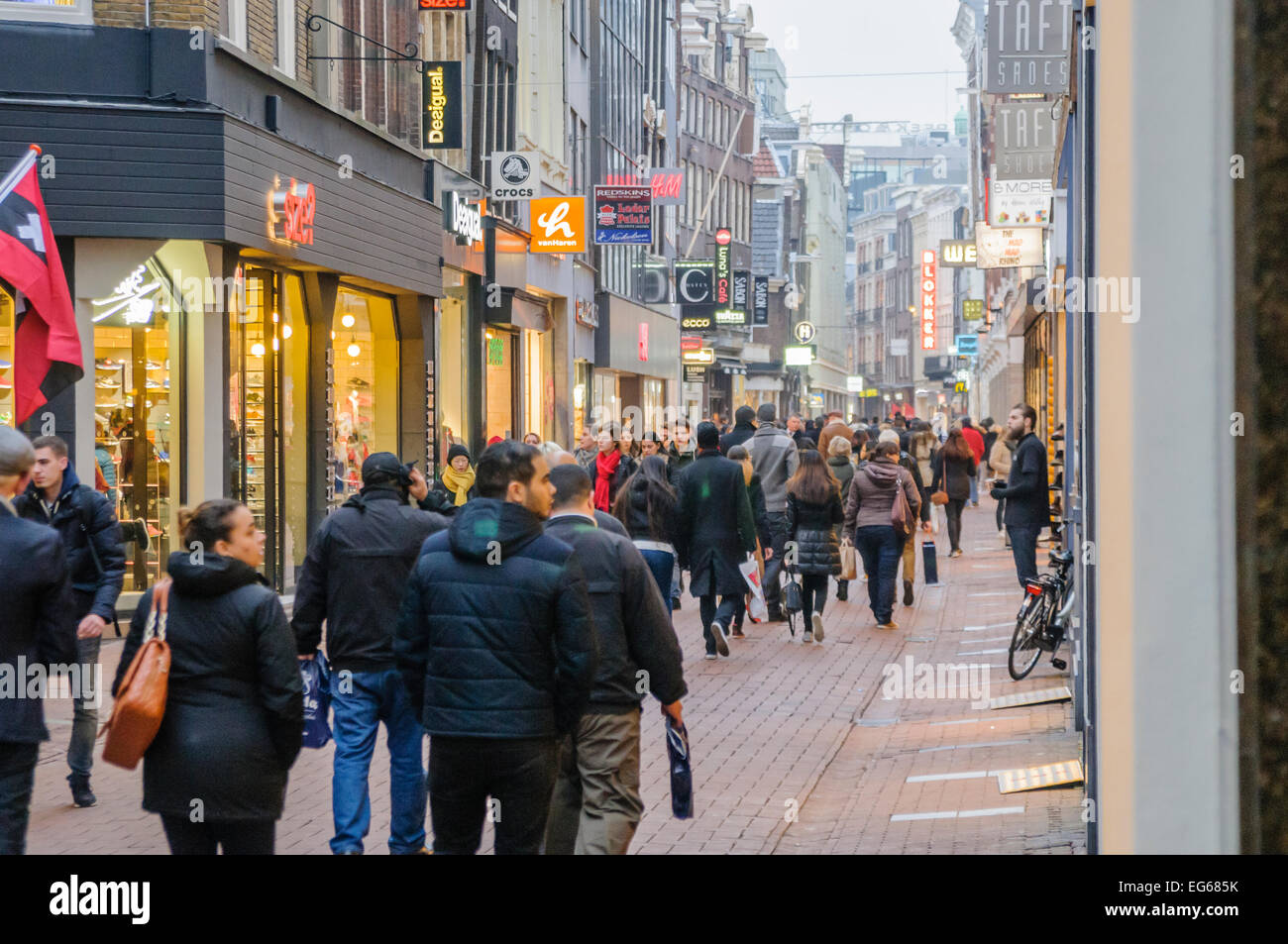 Gli amanti dello shopping a piedi lungo una strada dello shopping di Amsterdam Foto Stock