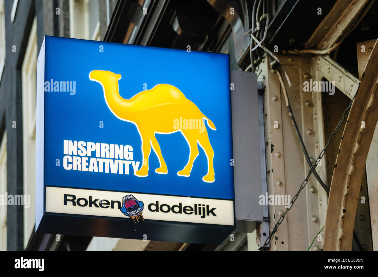 Segno sopra una sigaretta shop in Amsterdam pubblicità cammello, e dicendo "Roken dodelijk' (il fumo uccide) Foto Stock