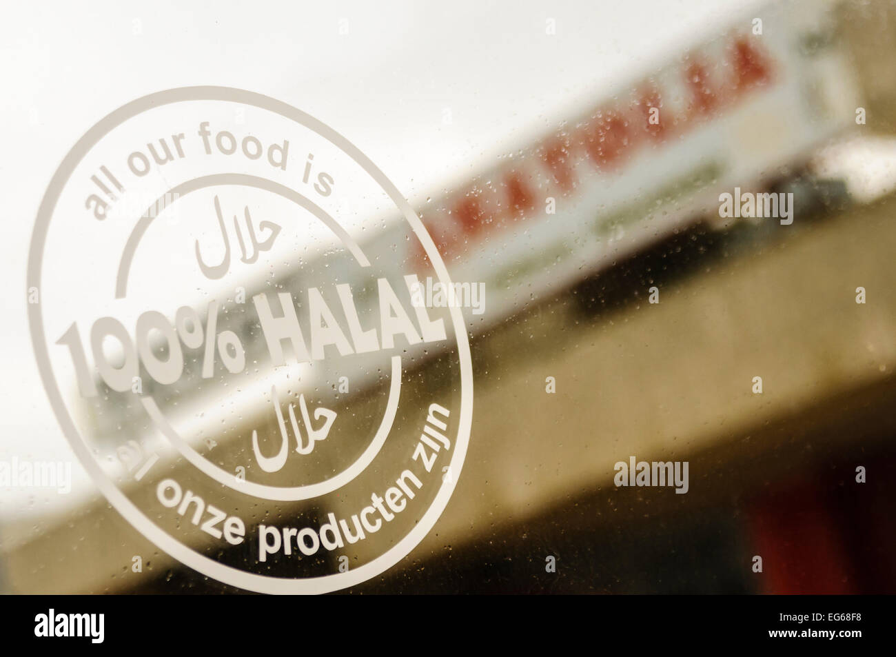 Segno pubblicità che tutto il cibo è 100% Halal presso un olandese cafe. Foto Stock
