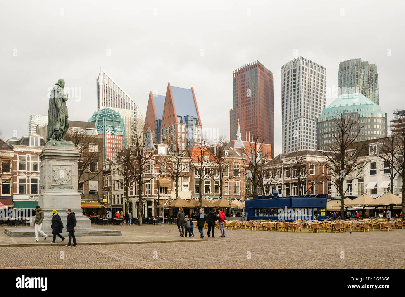 I moderni grattacieli torre rispetto ai tradizionali edifici olandesi, Den Haag (L'Aia), l'Aia. Foto Stock