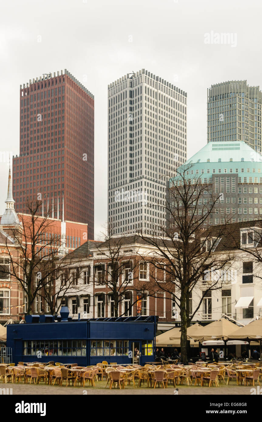 I moderni grattacieli torre rispetto ai tradizionali edifici olandesi, Den Haag (L'Aia), l'Aia. Foto Stock