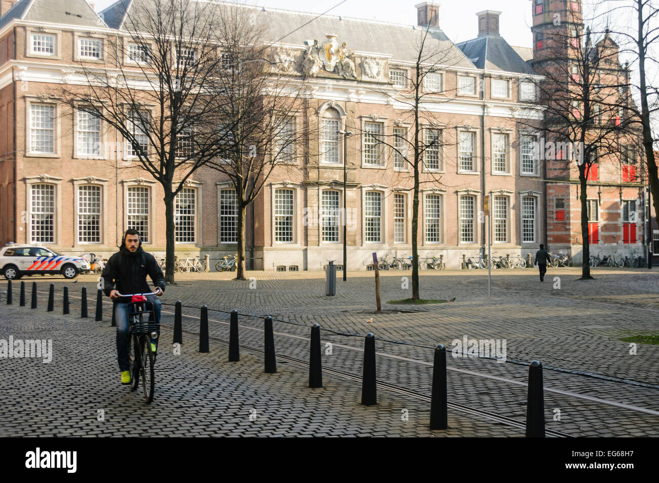 Ciclista gite fuori da Het Oude Stadhuis, Den Haag (L'Aia), l'Aia. Foto Stock