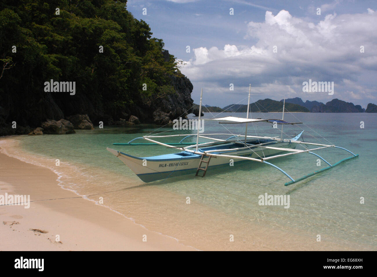Bangka barca su una spiaggia. Cudugman isola. Arcipelago Bacuit. Palawan. El Nido. Filippine. El Nido (ufficialmente il comune Foto Stock