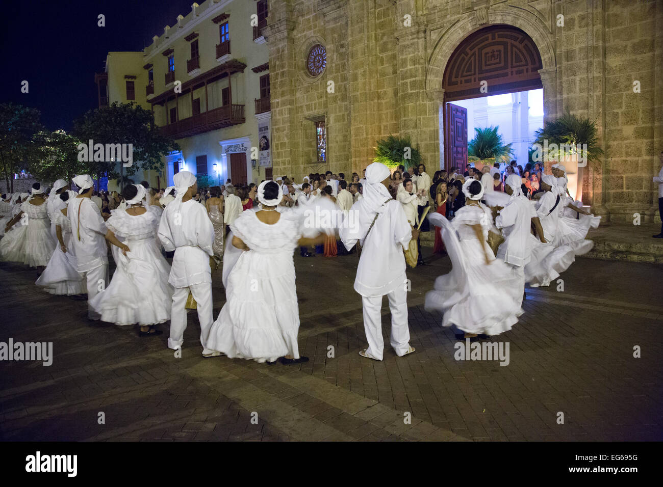 Cartagena, Colombia - 22 Febbraio 2014 - ballerini indossano costumi tradizionali salutare il party di nozze al di fuori della chiesa di San Ped Foto Stock