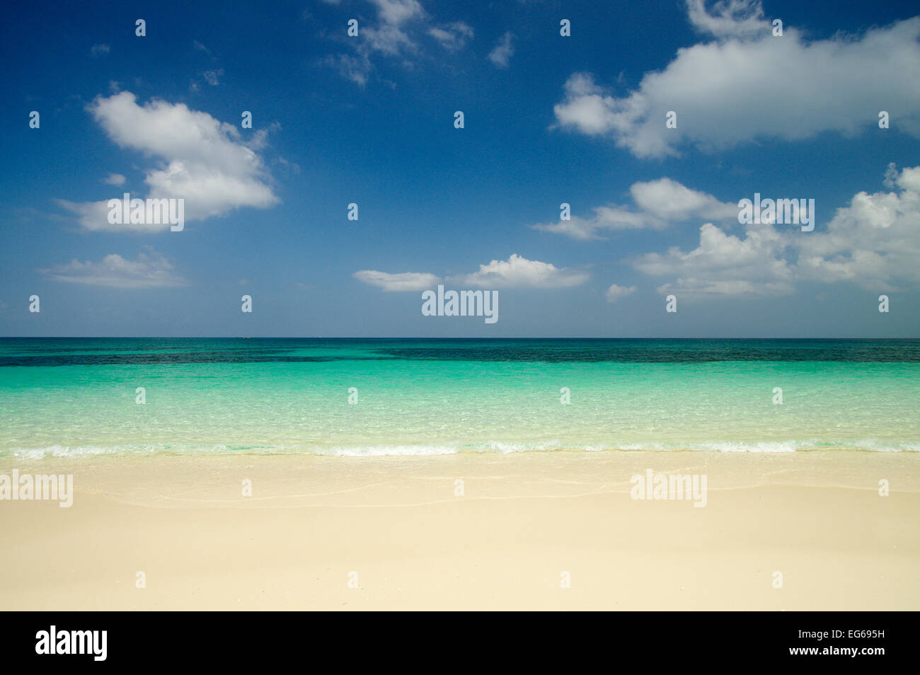 Vista mozzafiato dell'Oceano Indiano al largo della costa Zanzibari Foto Stock