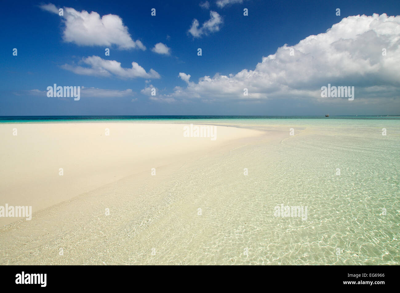 Vista mozzafiato dell'Oceano Indiano al largo della costa Zanzibari Foto Stock
