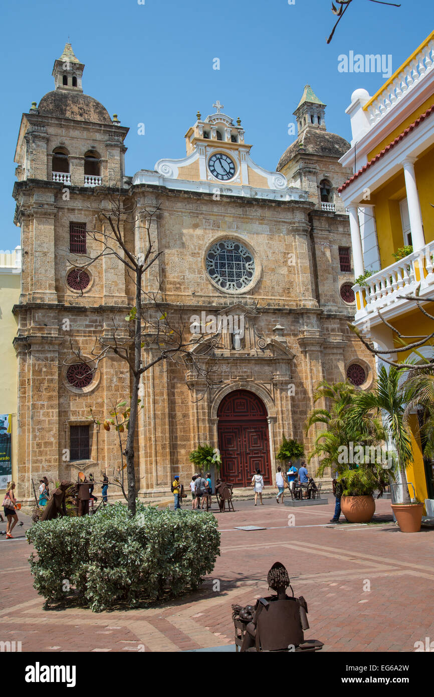 Cartagena, Colombia - 22 Febbraio 2014 - passeggiata turistica come fornitori hawk loro indossa davanti la Iglesia de San Pedro Claver Foto Stock