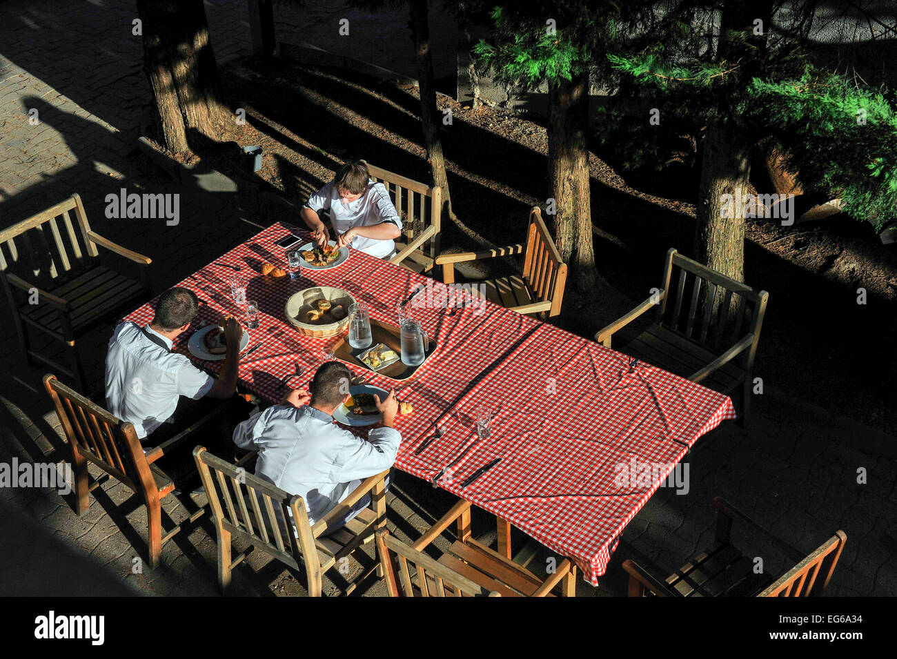 I cuochi di un ristorante per mangiare la cena, Auvergne Francia Europa Foto Stock