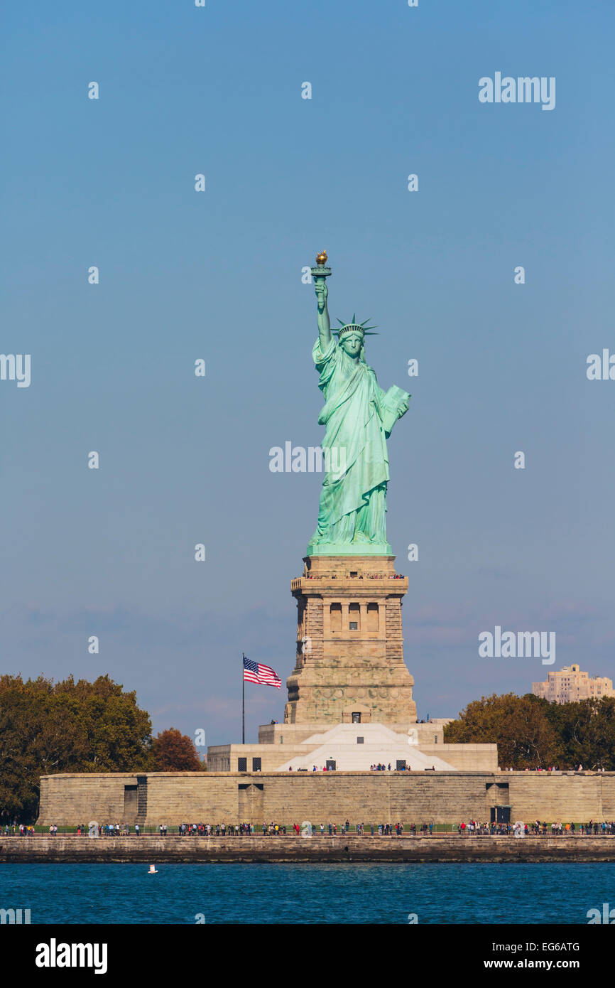 La città di New York, nello Stato di New York, Stati Uniti d'America. La Statua della Libertà su Liberty Island nel porto di New York. Foto Stock