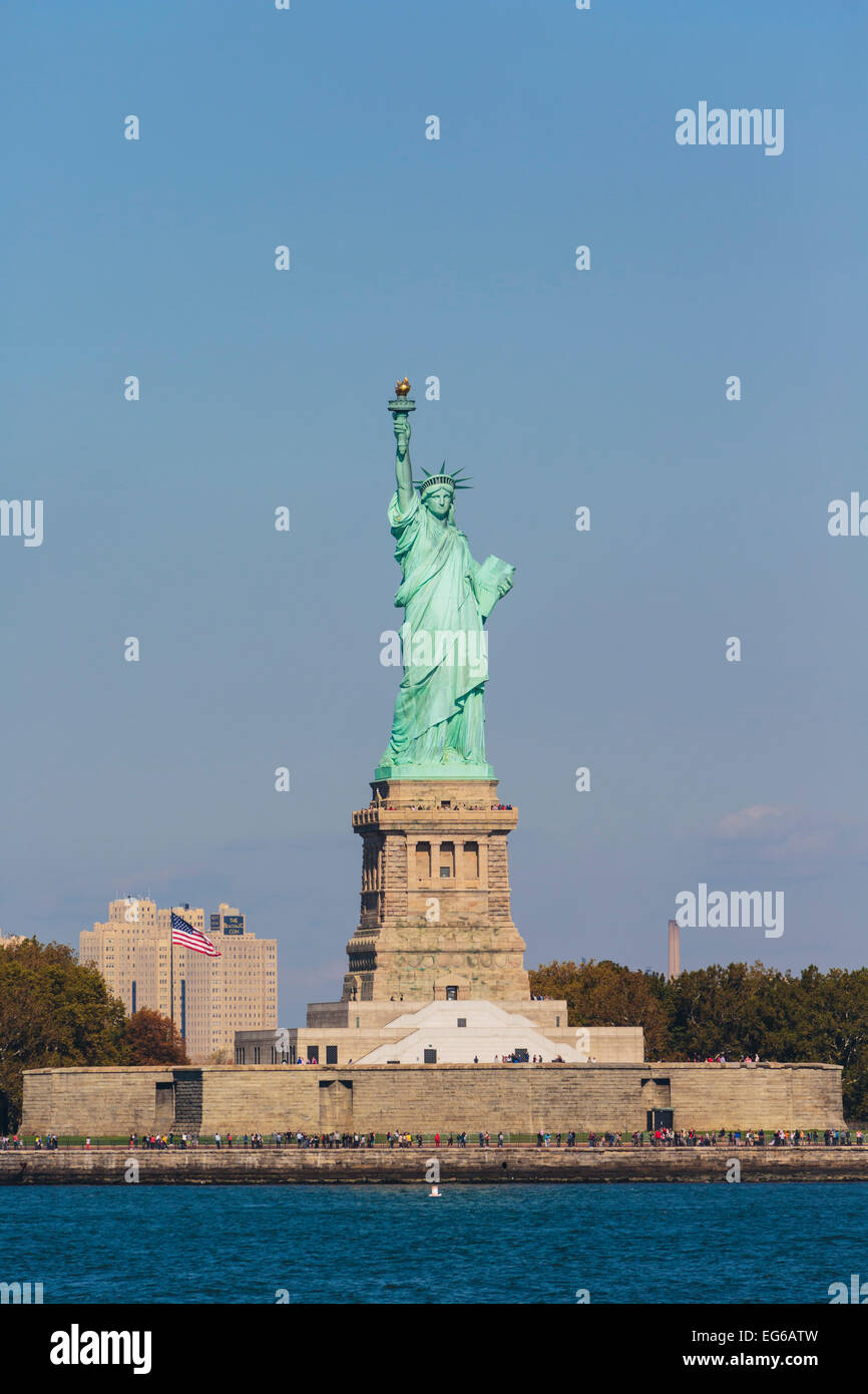 La città di New York, nello Stato di New York, Stati Uniti d'America. La Statua della Libertà su Liberty Island nel porto di New York. Foto Stock