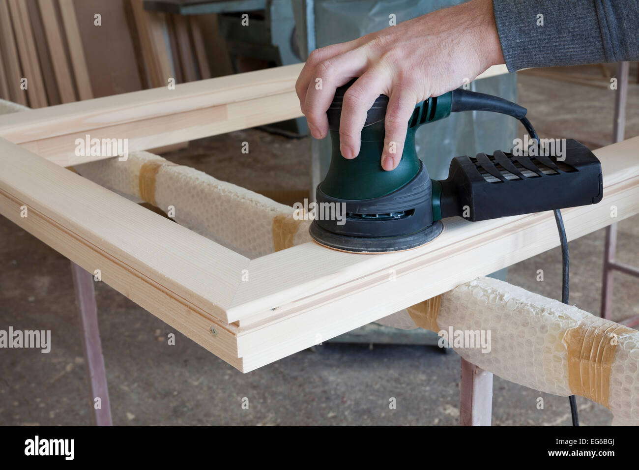 Falegname di legno lucido con cornice di utensili a mano Foto Stock