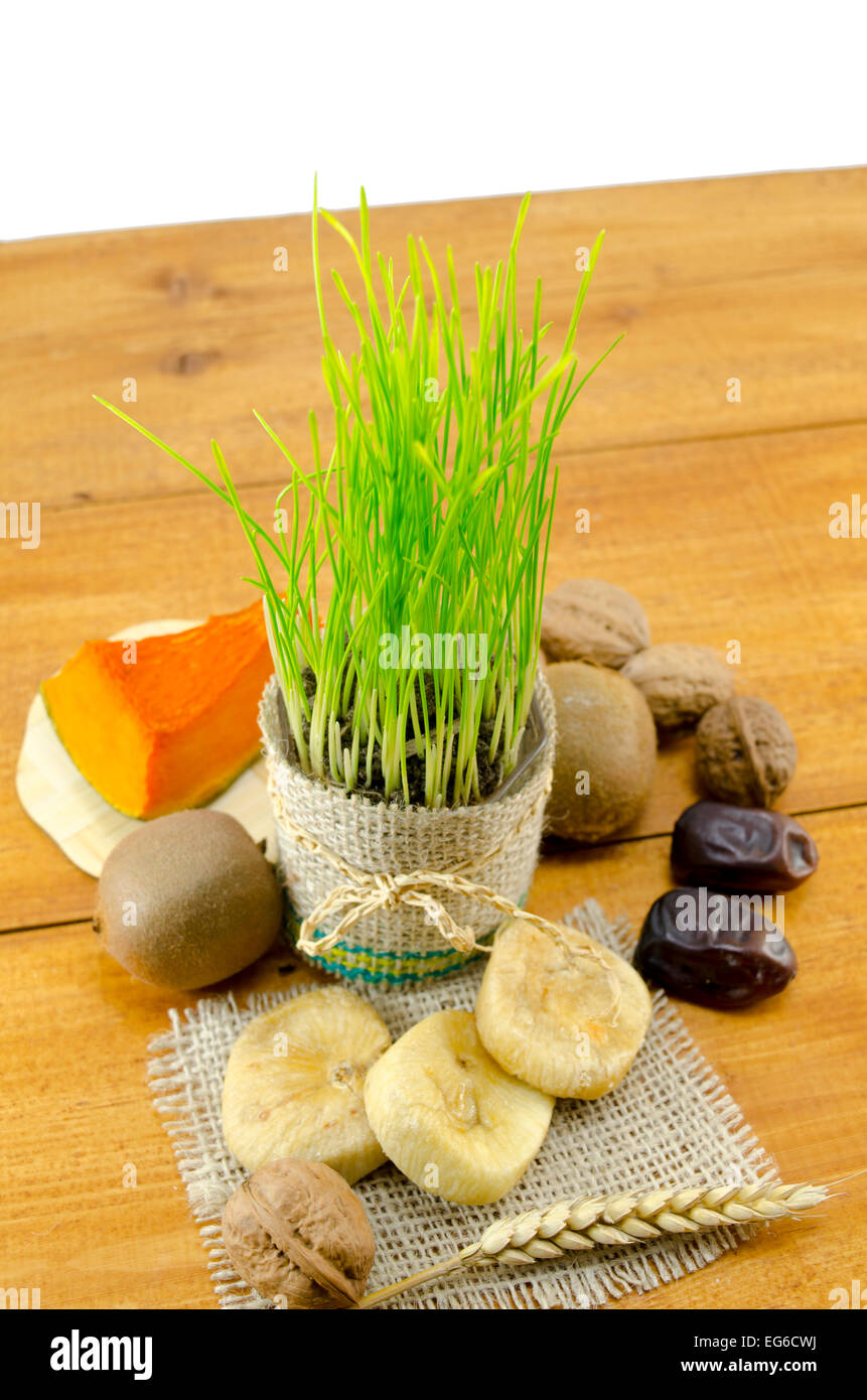 Natale Ortodosso offerte giovani compresi grano verde, secchi e frutta fresca su una tavola di legno, isolato Foto Stock