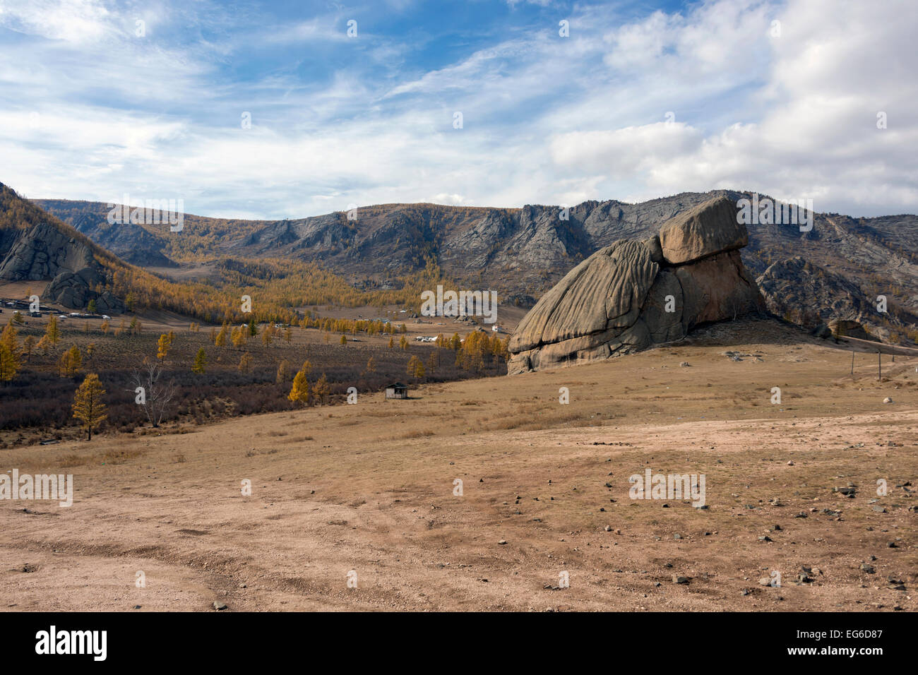 Turtle Rock con golden tamaracks, Gorkhi-Terelj Parco Nazionale, vicino a Ulaan Baatar, Mongolia Foto Stock