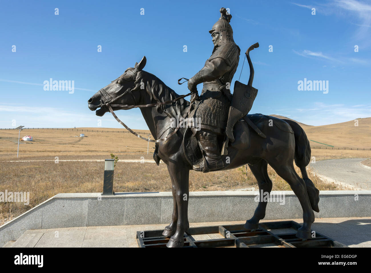 Statua di bronzo di montato guerriero mongolo 1, Genghis Khan monumento, Tuul River, Tsonjin Boldog, Mongolia Foto Stock