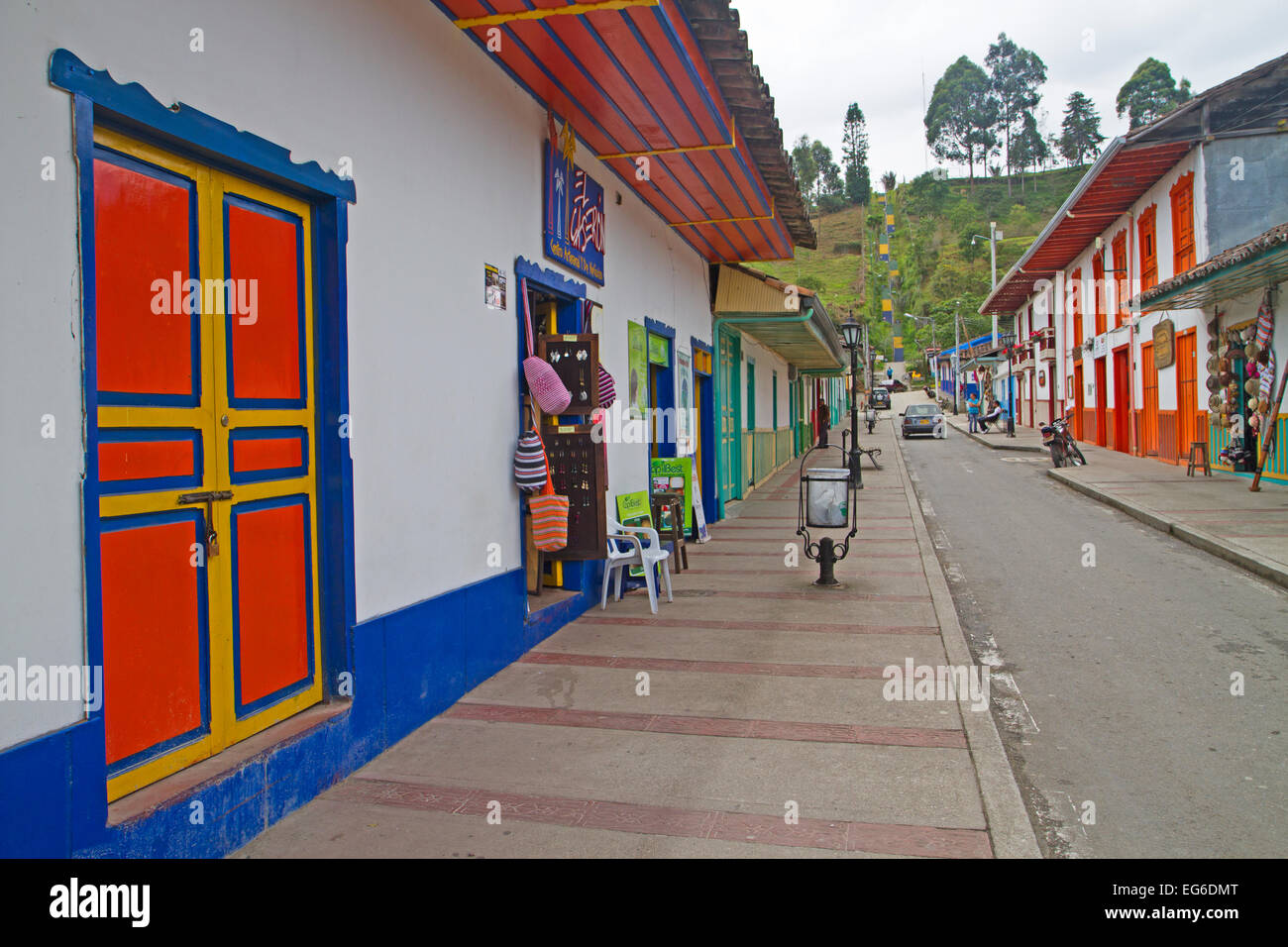 Gli edifici colorati nel Salento in Colombia del triangolo di caffè Foto Stock