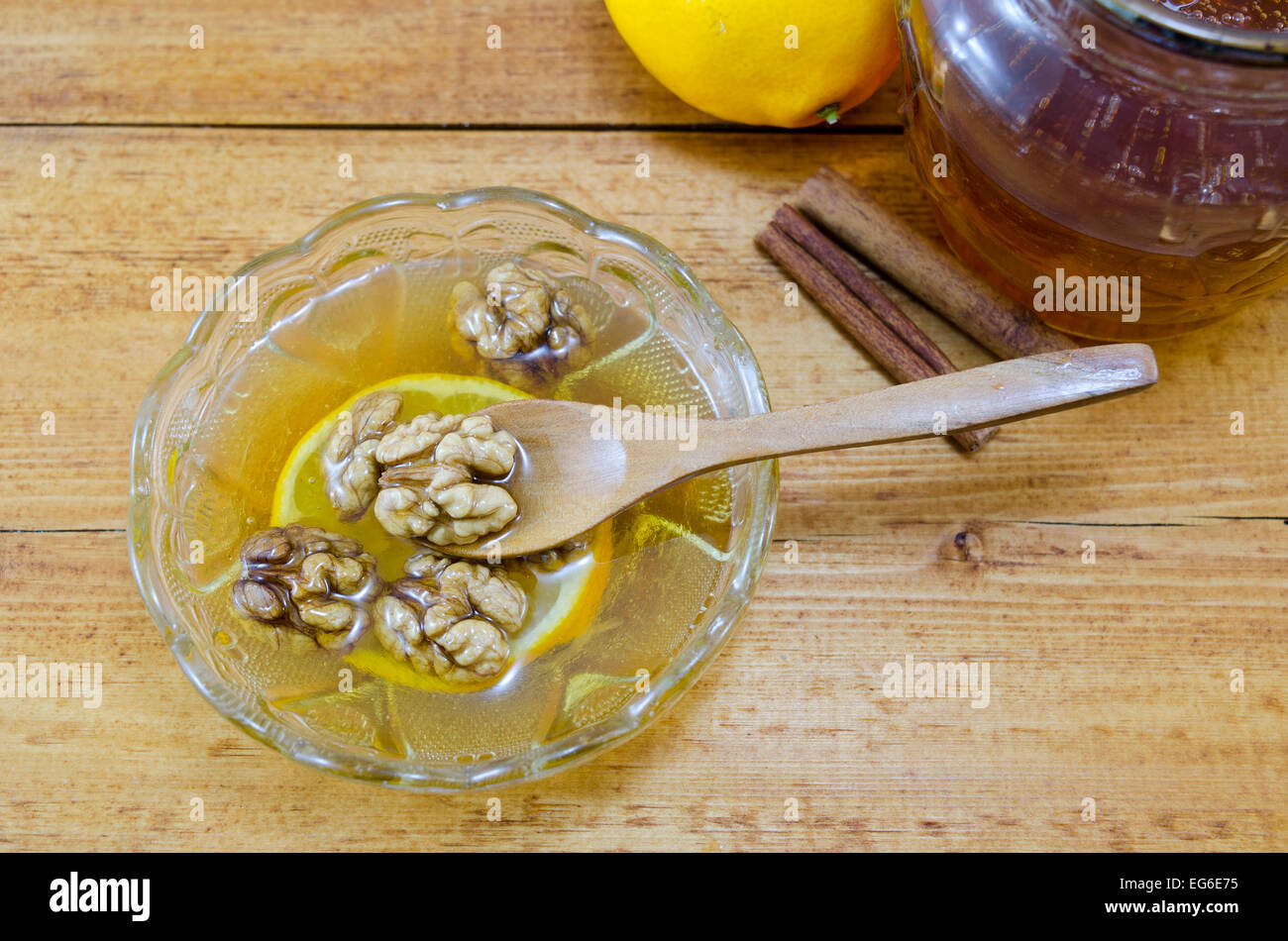 Molto sano dessert composto da: miele, limoni, cannella e noci su un tavolo Foto Stock