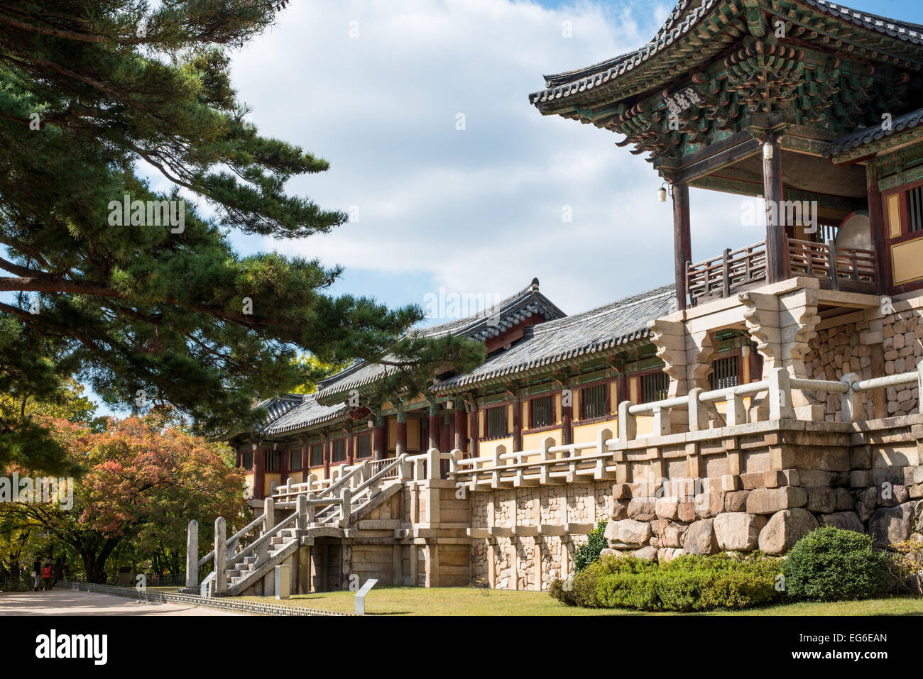 Coreano tempio di pietra, giorno con alberi in autunno tempo contro luminoso giorno Foto Stock