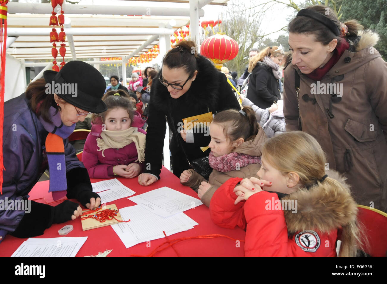 Parigi, Francia. Xvii Feb, 2015. La popolazione locale di imparare a fare un nodo cinese durante il carnevale cinese a Parigi, Francia, Feb 17, 2015. © Shang Xu/Xinhua/Alamy Live News Foto Stock