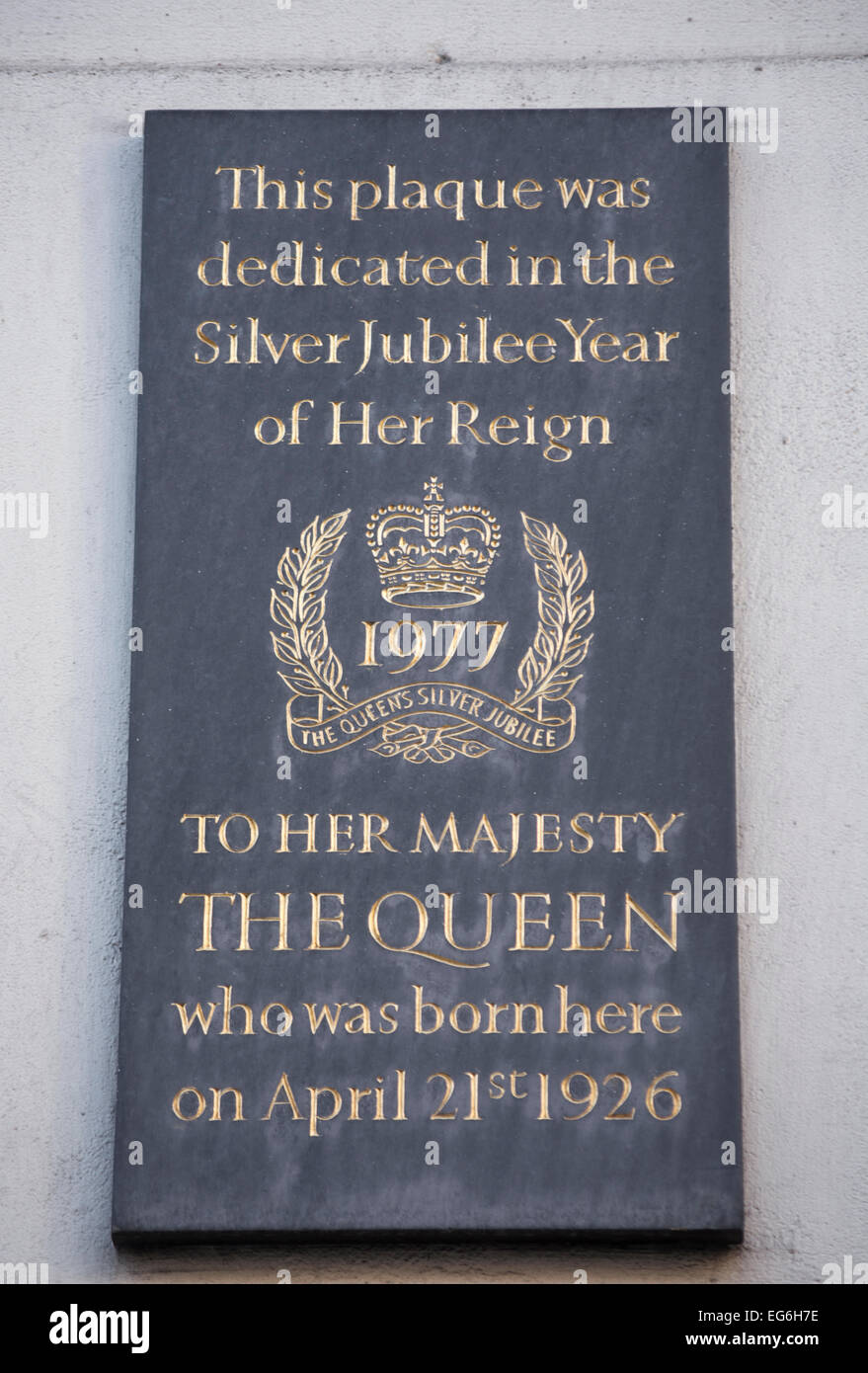 Placca a muro che segna il luogo di nascita a bruton Street, Londra, del monarca britannico Queen Elizabeth II Foto Stock