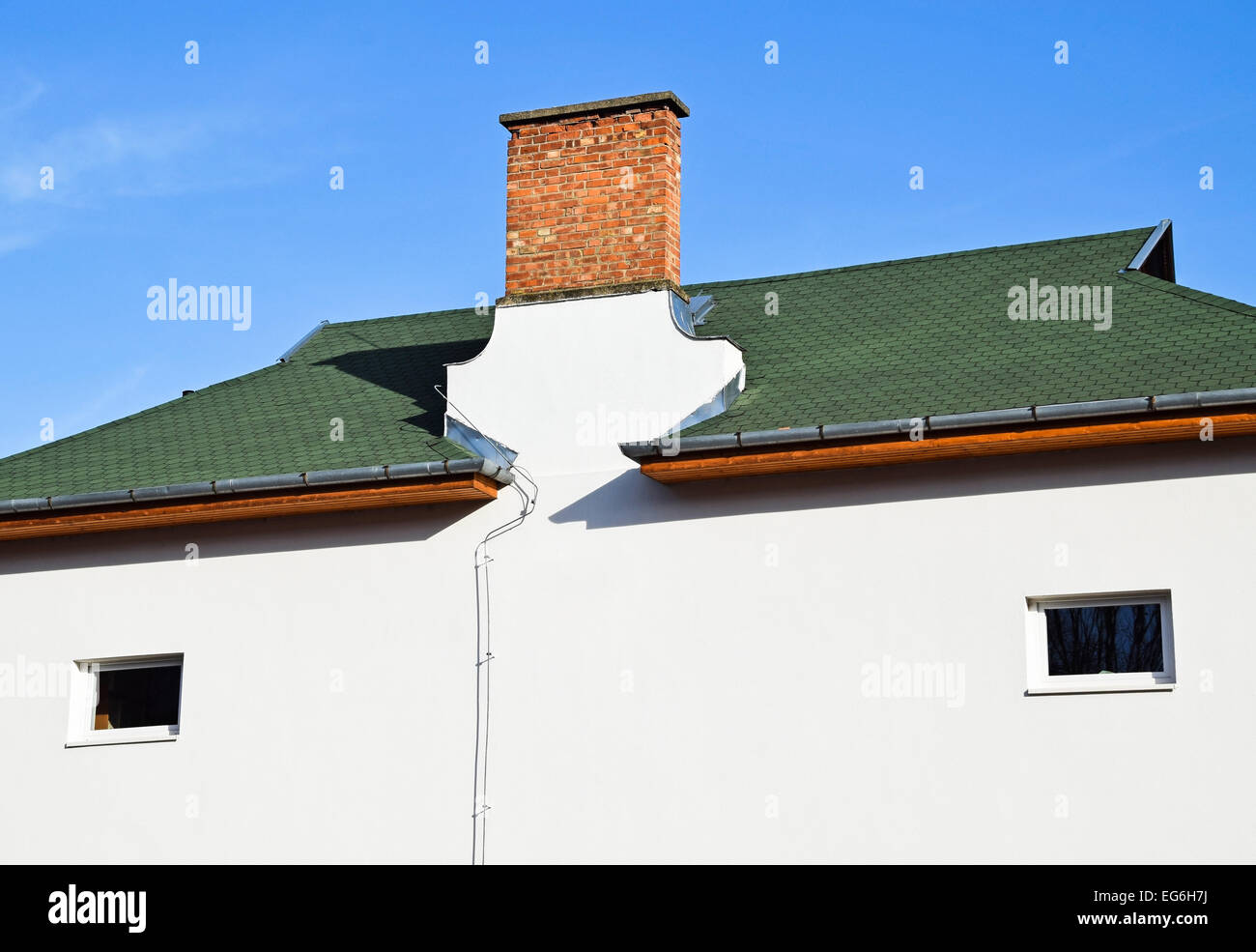 Stack di fumo sul tetto di un edificio Foto Stock