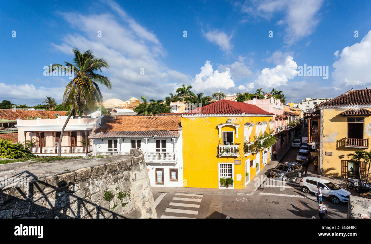 Vista elevata di una strada fiancheggiata da case coloniali spagnole tra Playa de la Artilleria e Playa del Triunfo, Cartagena de Indias, Colombia. Foto Stock