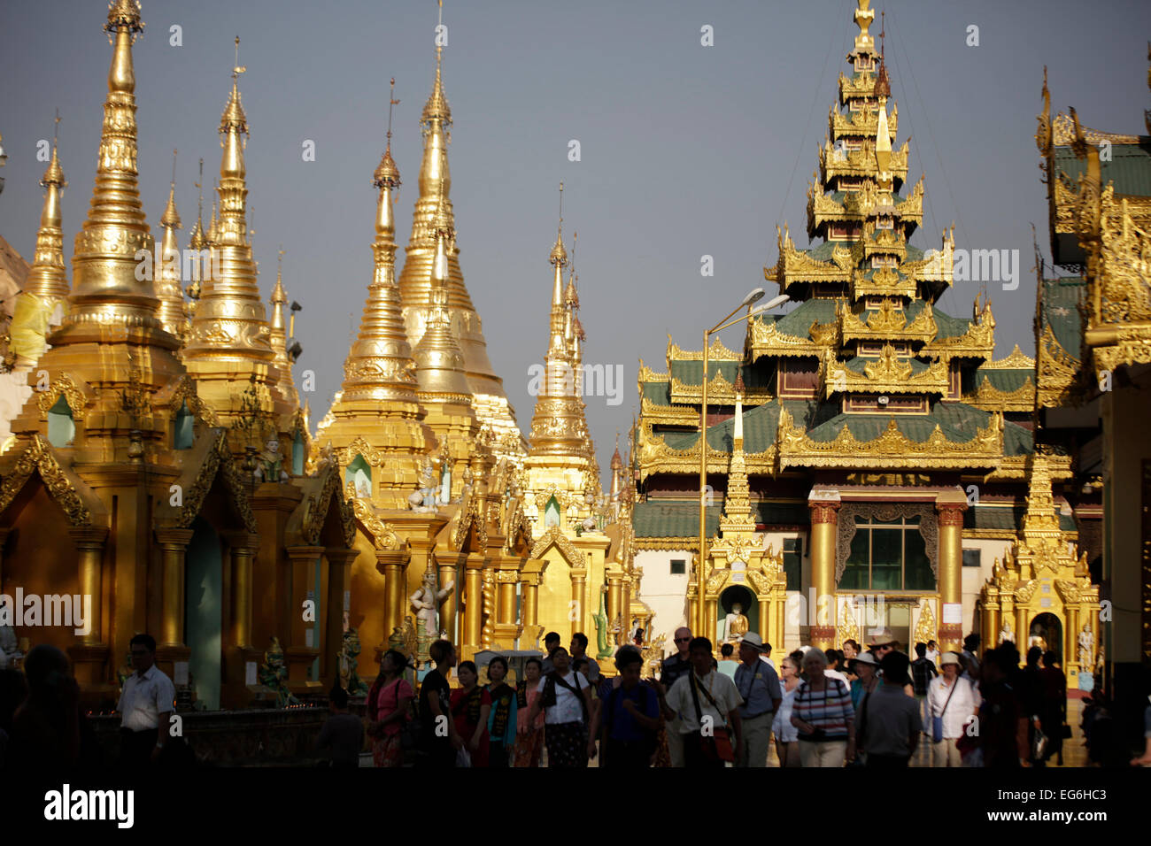 Yangon, Myanmar. Xvii Feb, 2015. La gente visita la Shwedagon pagoda in Yangon, Myanmar, Feb 17, 2015. Shwedagon pagoda è un repository dei migliori del Myanmar patrimoni dell -- architettura, scultura e arti. Esso è costituito da centinaia di variopinti Templi, stupa e statue che riflettono gli stili architettonici che coprono quasi 2.500 anni. © U Aung/Xinhua/Alamy Live News Foto Stock