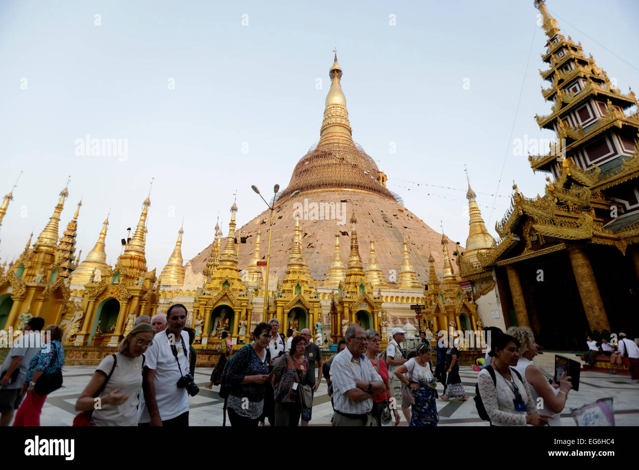Yangon, Myanmar. Xvii Feb, 2015. Turisti visitano la Shwedagon pagoda in Yangon, Myanmar, Feb 17, 2015. Shwedagon pagoda è un repository dei migliori del Myanmar patrimoni dell -- architettura, scultura e arti. Esso è costituito da centinaia di variopinti Templi, stupa e statue che riflettono gli stili architettonici che coprono quasi 2.500 anni. © U Aung/Xinhua/Alamy Live News Foto Stock