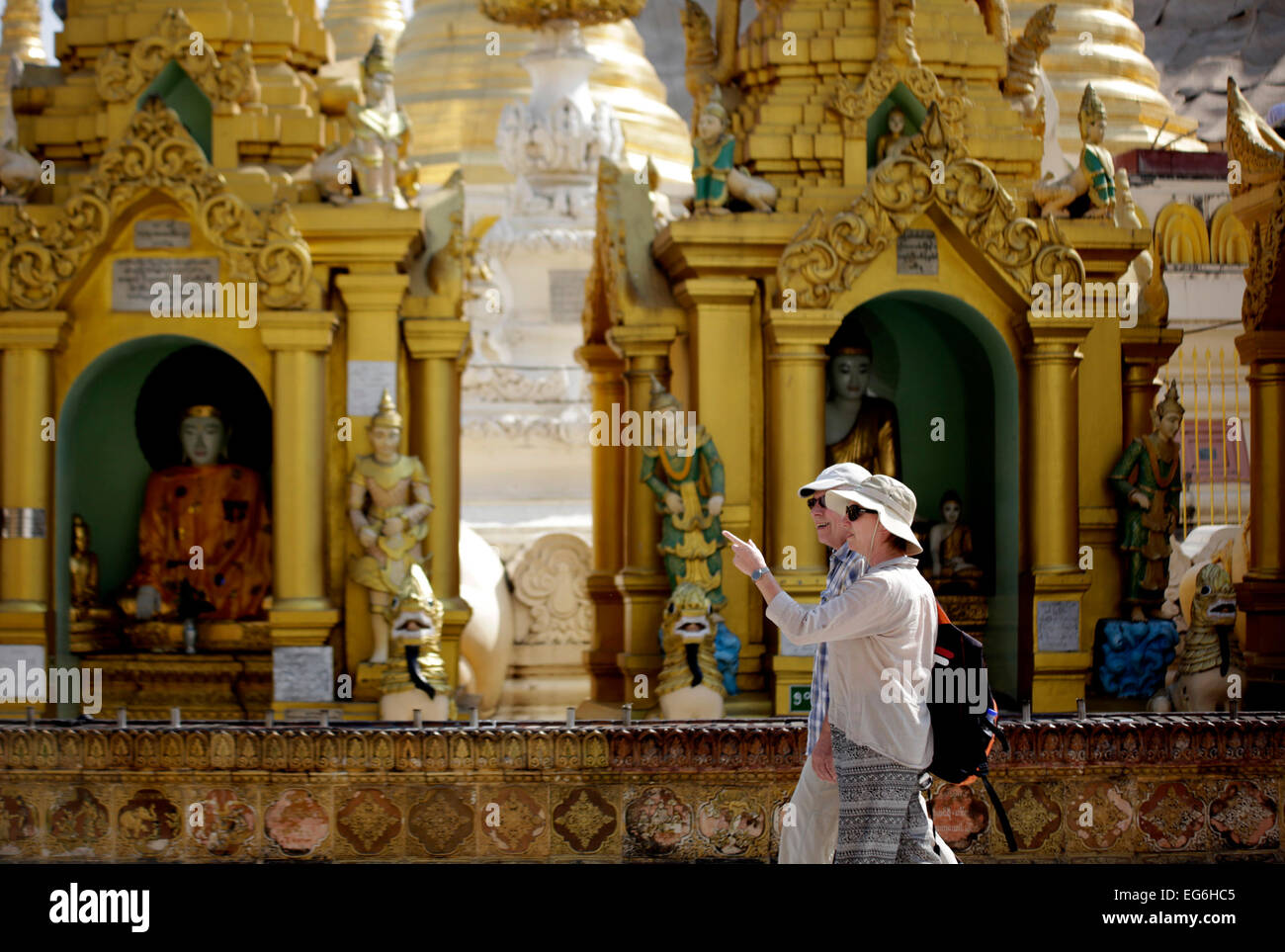 Yangon, Myanmar. Xvii Feb, 2015. Turisti visitano la Shwedagon pagoda in Yangon, Myanmar, Feb 17, 2015. Shwedagon pagoda è un repository dei migliori del Myanmar patrimoni dell -- architettura, scultura e arti. Esso è costituito da centinaia di variopinti Templi, stupa e statue che riflettono gli stili architettonici che coprono quasi 2.500 anni. © U Aung/Xinhua/Alamy Live News Foto Stock