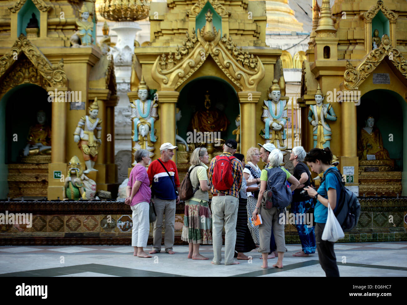 Yangon, Myanmar. Xvii Feb, 2015. Turisti visitano la Shwedagon pagoda in Yangon, Myanmar, Feb 17, 2015. Shwedagon pagoda è un repository dei migliori del Myanmar patrimoni dell -- architettura, scultura e arti. Esso è costituito da centinaia di variopinti Templi, stupa e statue che riflettono gli stili architettonici che coprono quasi 2.500 anni. © U Aung/Xinhua/Alamy Live News Foto Stock