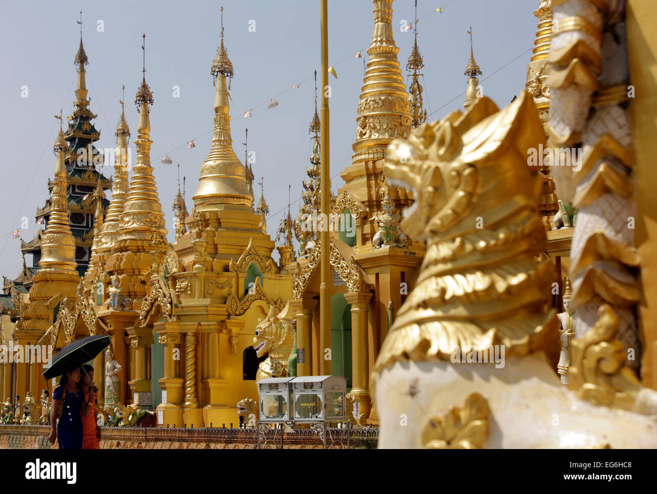 Yangon, Myanmar. Xvii Feb, 2015. La gente visita la Shwedagon pagoda in Yangon, Myanmar, Feb 17, 2015. Shwedagon pagoda è un repository dei migliori del Myanmar patrimoni dell -- architettura, scultura e arti. Esso è costituito da centinaia di variopinti Templi, stupa e statue che riflettono gli stili architettonici che coprono quasi 2.500 anni. © U Aung/Xinhua/Alamy Live News Foto Stock