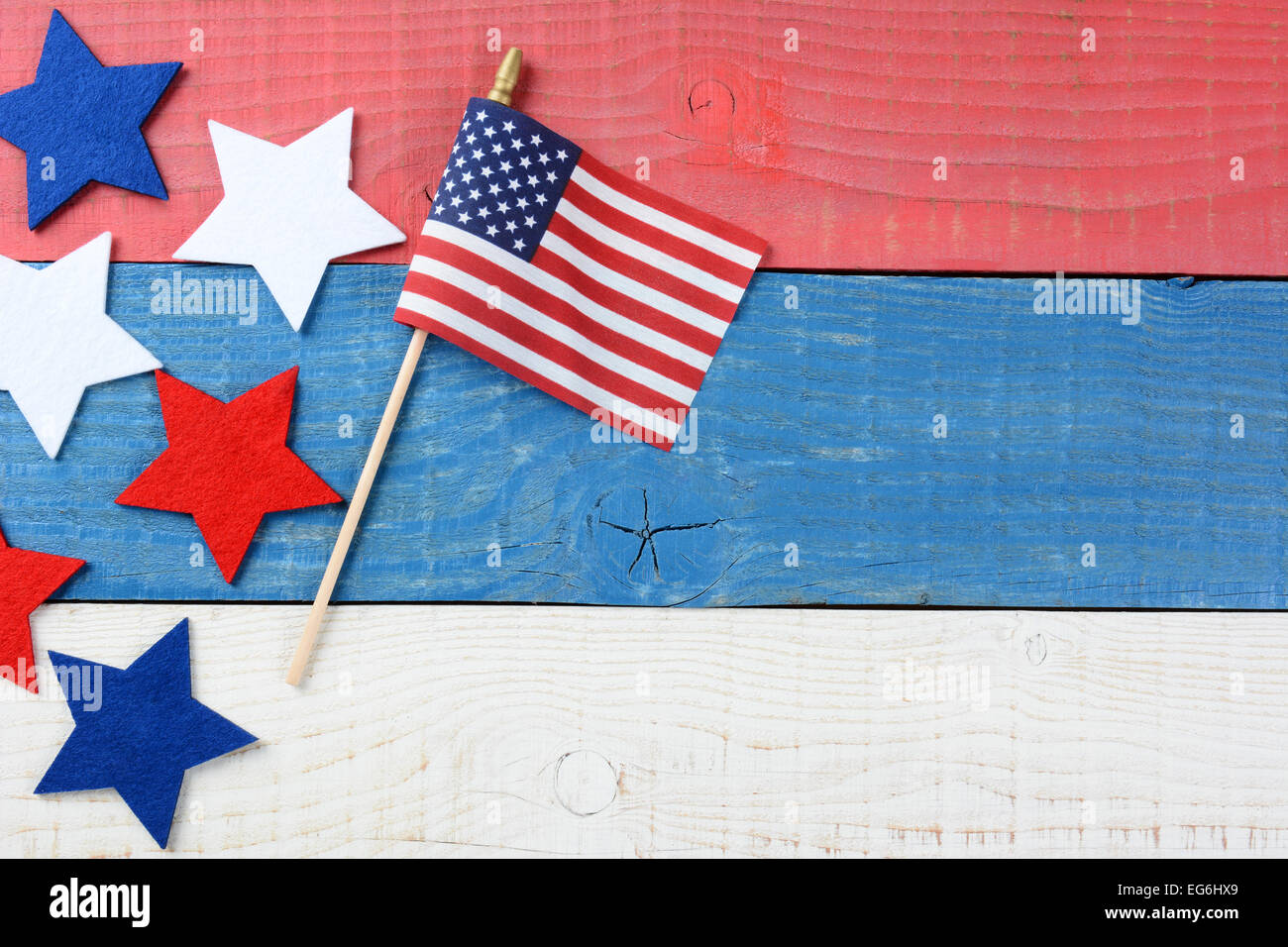 Alta angolazione di una bandiera americana e tessuto stelle su un rosso, bianco e blu tavolo da picnic. Con copia spazio, perfetto per 4 Foto Stock
