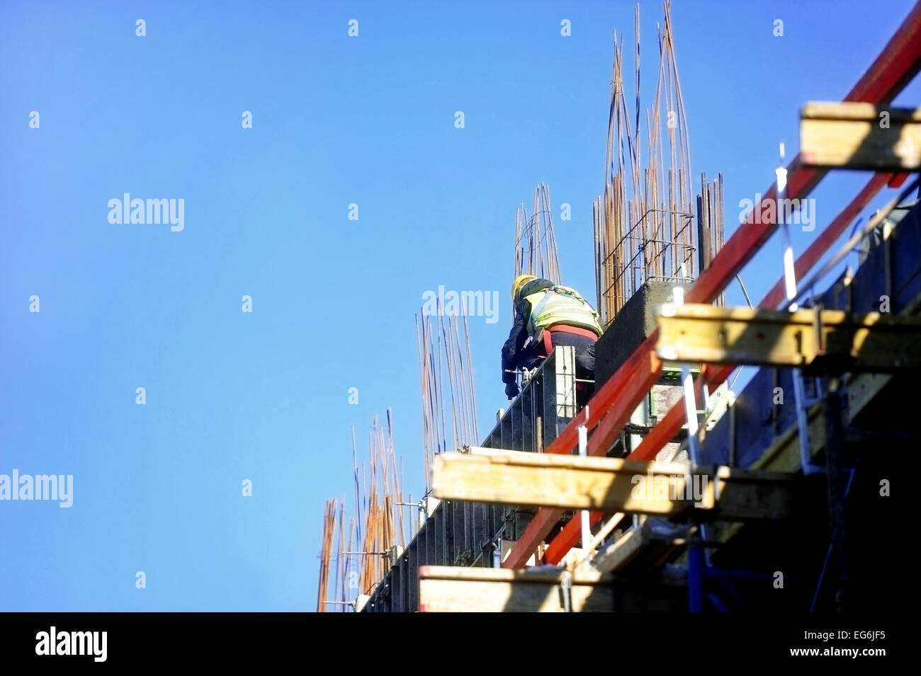 Un lavoratore edile maglia tondini di acciaio di rinforzo per la gettata di calcestruzzo Foto Stock