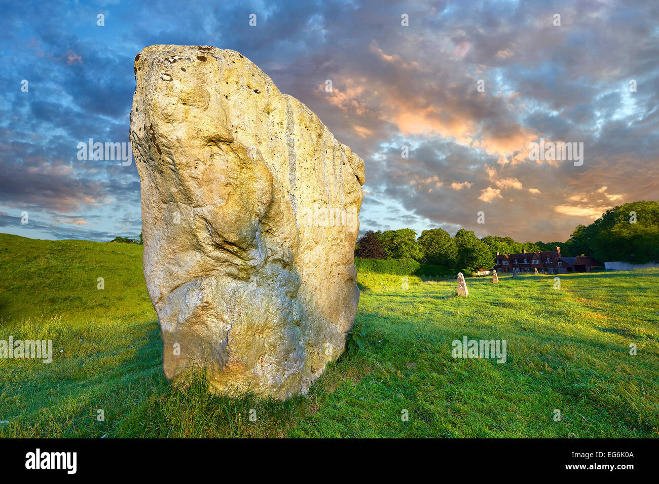 Ad Avebury permanente del neolitico cerchio di pietra, il più grande in Inghilterra al tramonto, un sito Patrimonio Mondiale dell'UNESCO, Wiltshire, Inghilterra, Europa Foto Stock