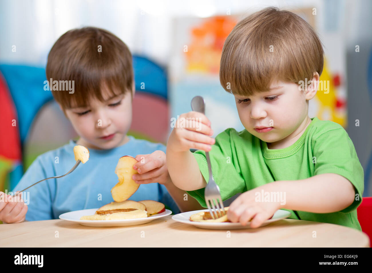 I bambini a mangiare cibo sano a casa Foto Stock