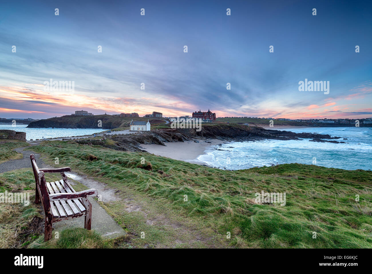 Sunrise over Newquay un popolare resort per vacanze sulla North Cornwall coast con Fistral Beach sulla destra Foto Stock