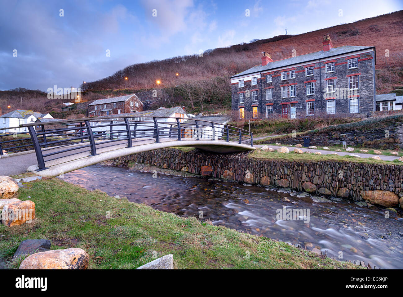 Tramonto su Boscastle un piccolo villaggio di pescatori sulla costa nord della Cornovaglia Foto Stock