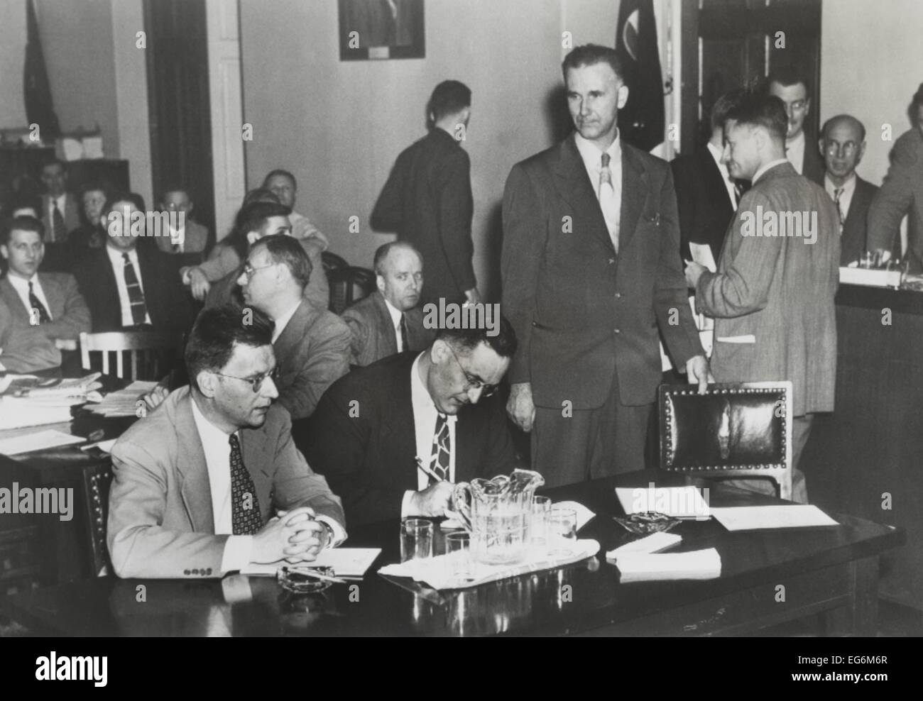 Paul Crouch (in piedi), un ex comunista, testimoniato contro di Clarence Hiskey (sinistra). Hiskey era tempo di guerra atomica, scienziato e un Foto Stock