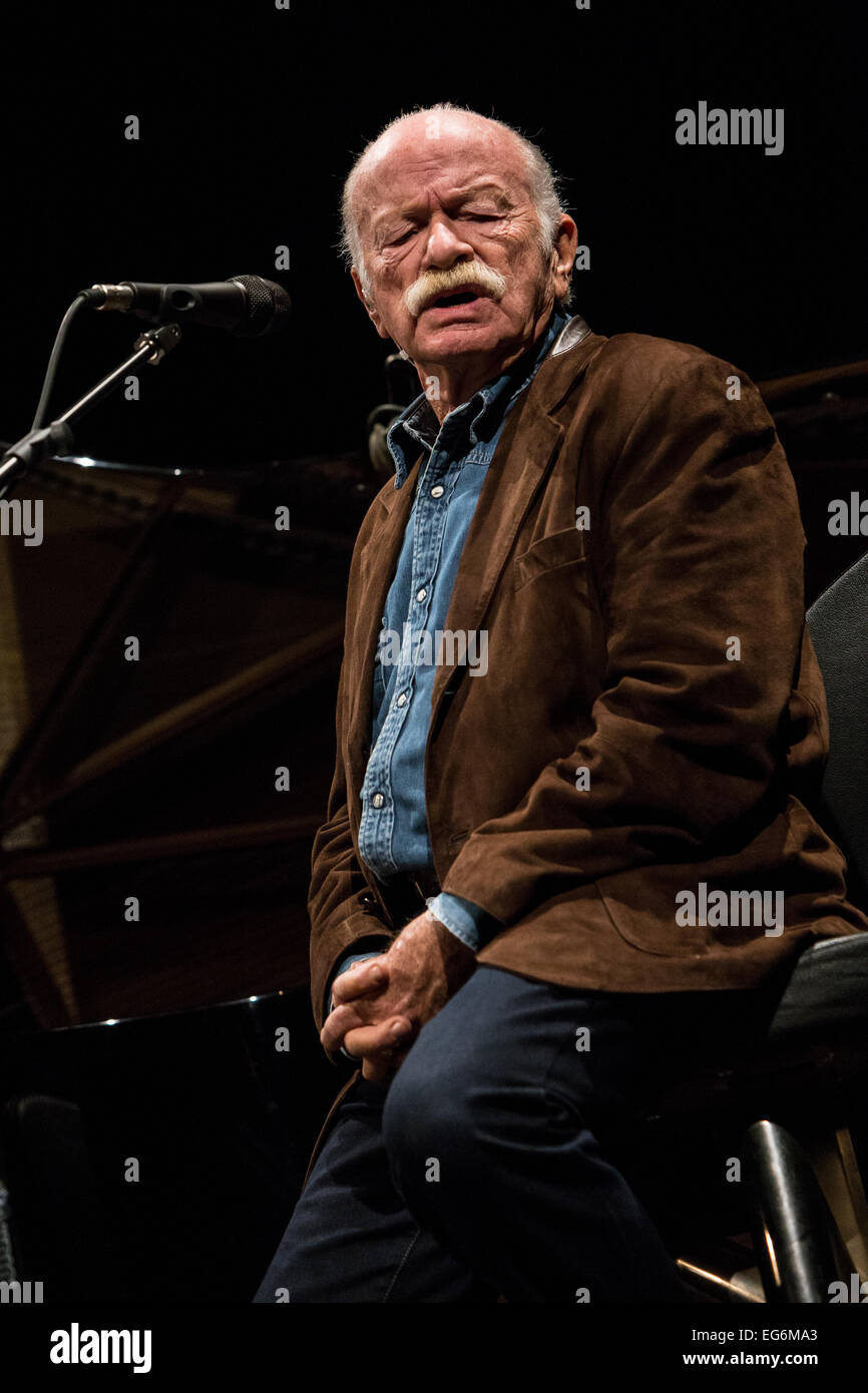 Cambiano d'Agogna Novara Italia. 17 febbraio 2015. L'italiano il cantautore Gino Paoli con il pianista Danilo Rea suona dal vivo presso il club della musica fenomeno durante il 'Due venite a noi....Tour' Credito: Rodolfo Sassano/Alamy Live News Foto Stock