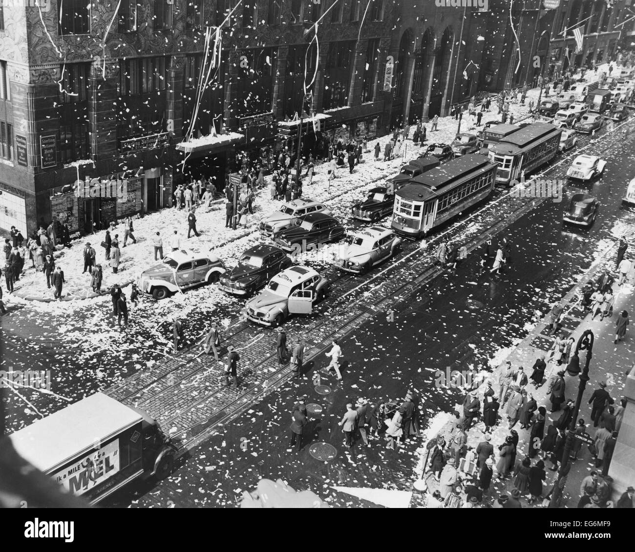 V-E Day celebrazione nella città di New York, 7 maggio 1945. Ticker tape streamer e pioggia verso il basso sulla 42nd Street e Lexington Ave. Vittoria Foto Stock