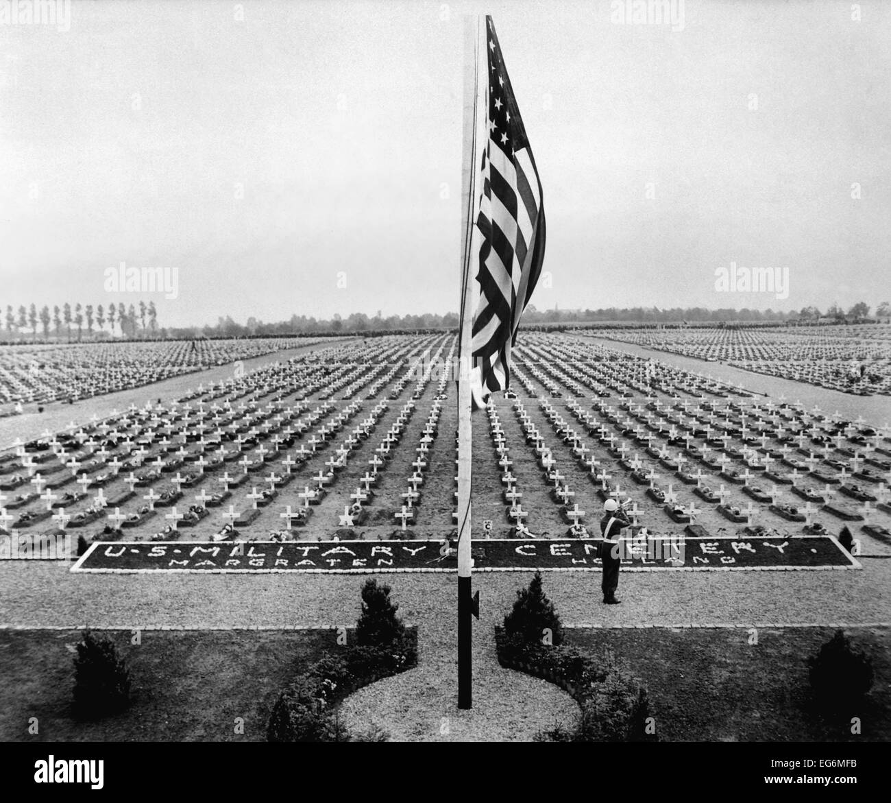 Un bugler riproduce i rubinetti del Memorial Day al Cimitero Margraten, Olanda, 30 maggio 1945. Migliaia di americani II Guerra Mondiale soldati Foto Stock