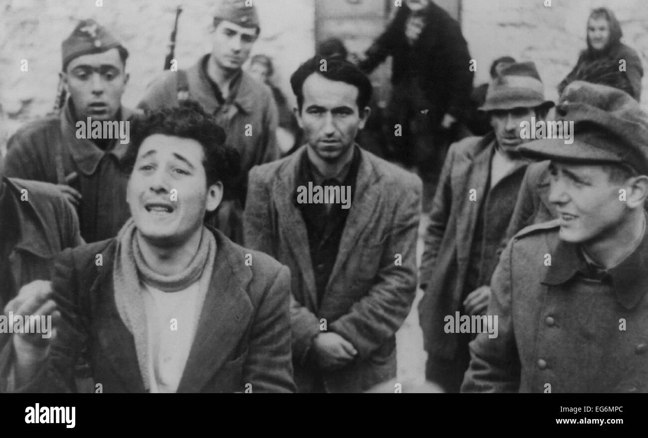 Soviet (Russo) civili arrestati dal tedesco come partigiani nel 1944. Il tedesco didascalia foto li descrive come "banditi catturati Foto Stock