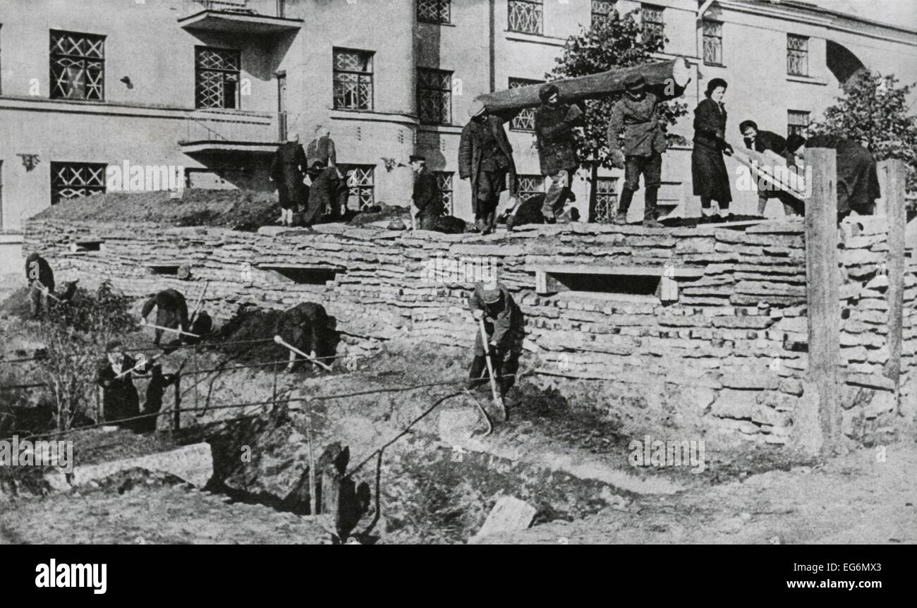 I cittadini di Leningrado erigere trincee e rifugi contro il bombardamento tedesco. Il Soviet (Russia) città era sotto assedio da parte di Foto Stock