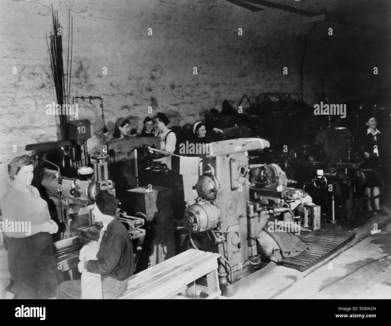 Le donne che lavorano in un sotterraneo armamento tedesco fabbrica nel 1945. Era situato in inutilizzato un tunnel ferroviario. Guerra mondiale 2. Foto Stock