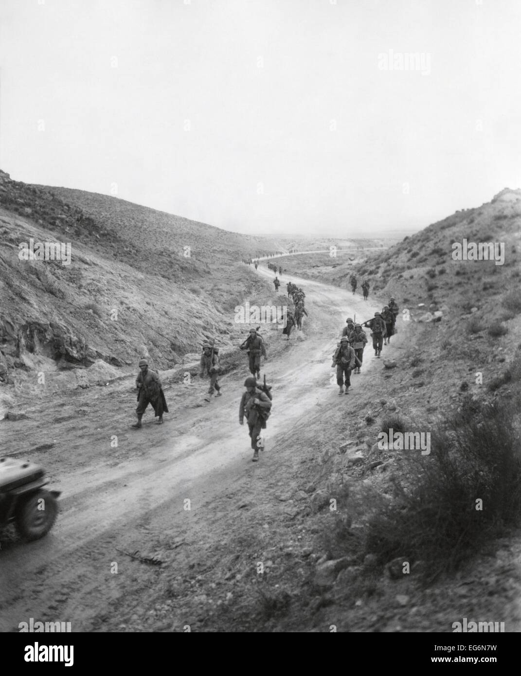 Stati Uniti Xvi fanteria, secondo battaglione mobile attraverso il Kasserine Pass nel febbraio 26, 1943. Quattro giorni prima che le forze americane sono state Foto Stock