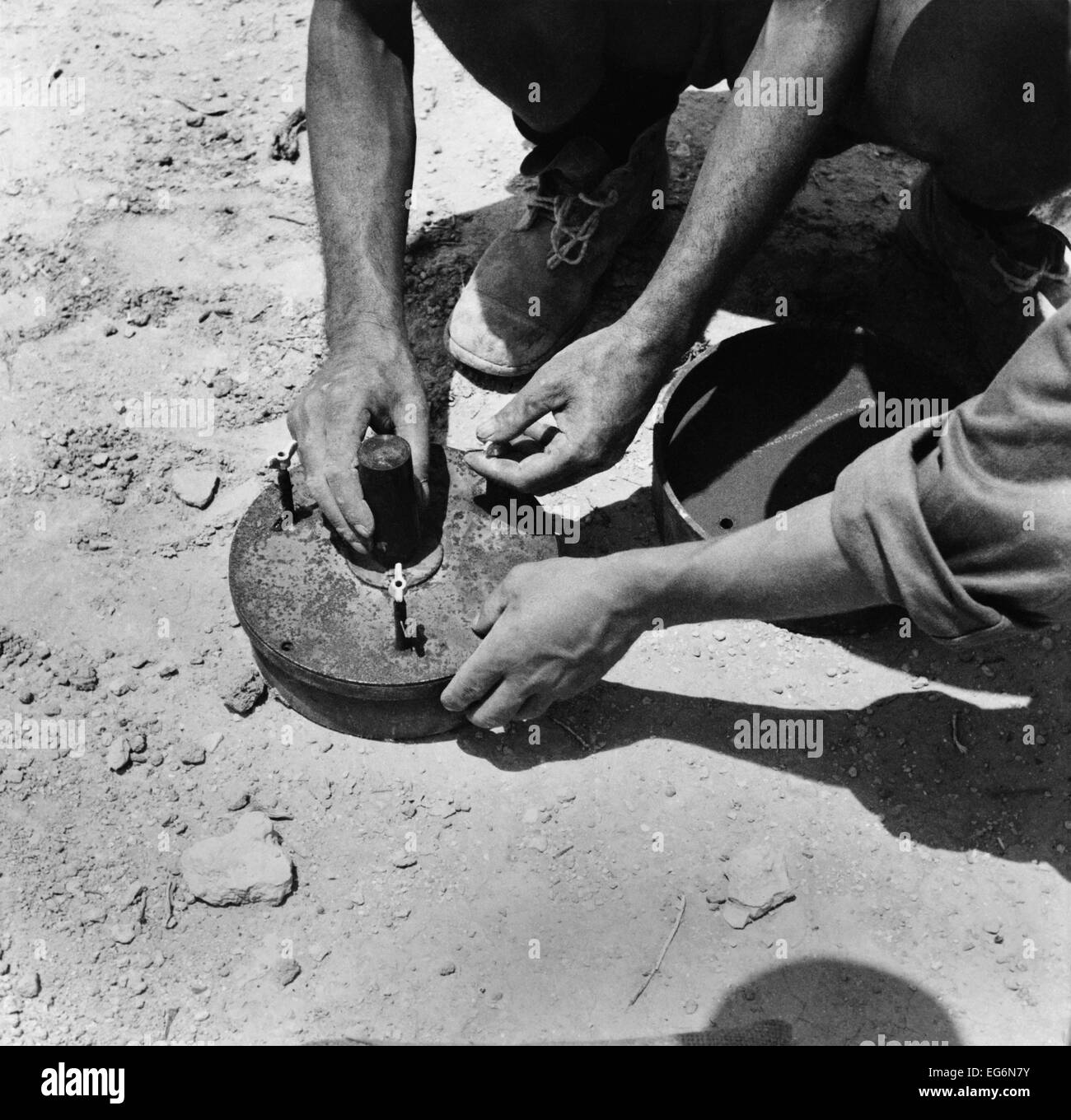 Due soldati italiani disarmare un terreno minato in asse la zona occupata di Egitto. 1942. Guerra mondiale 2. (BSLOC 2014 10 160) Foto Stock