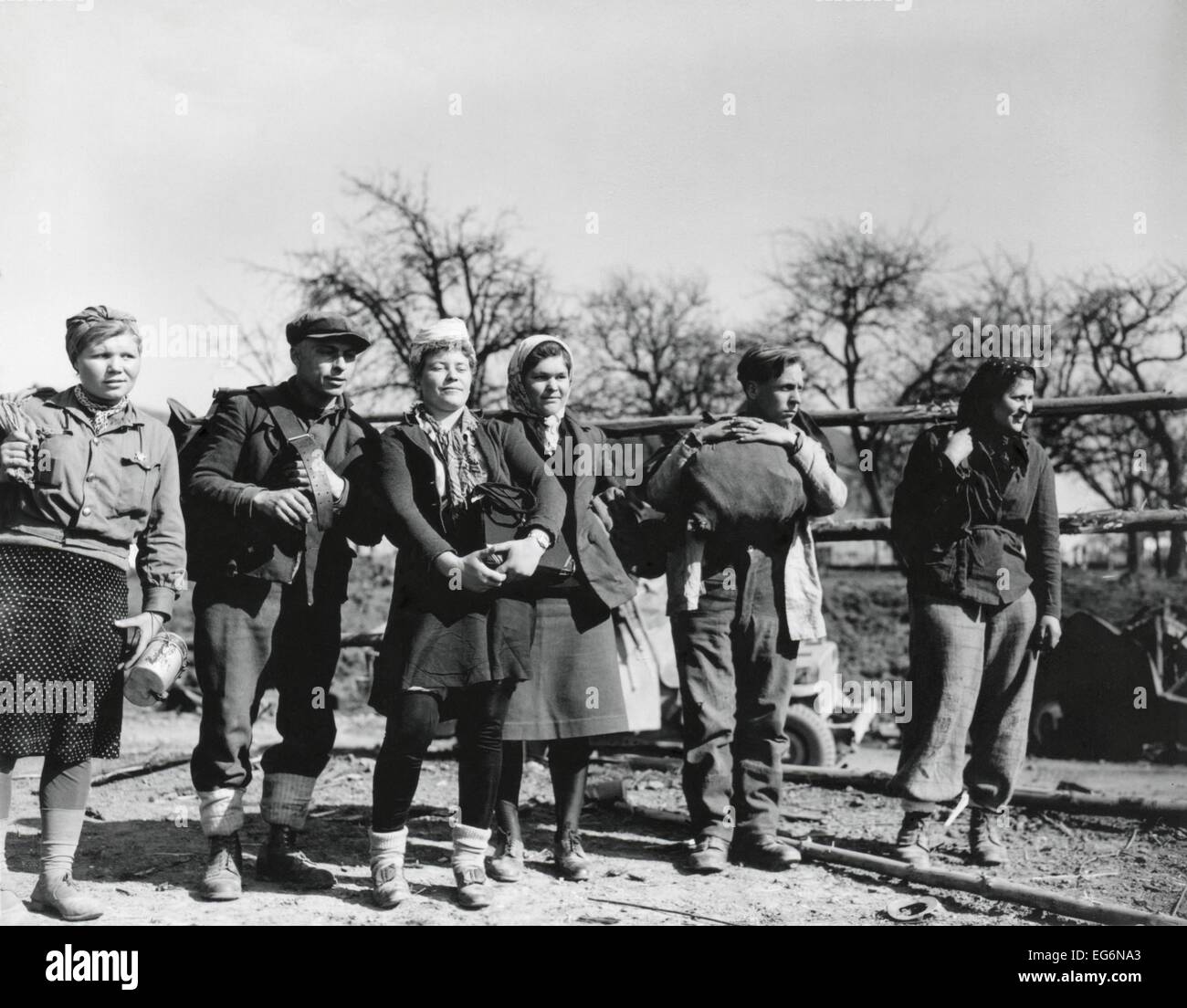 Quattro giovani donne e due uomini, utilizzato dai nazisti come il lavoro forzato nella Saar, Germania, durante la Prima Guerra Mondiale 2. Essi erano civili russi Foto Stock
