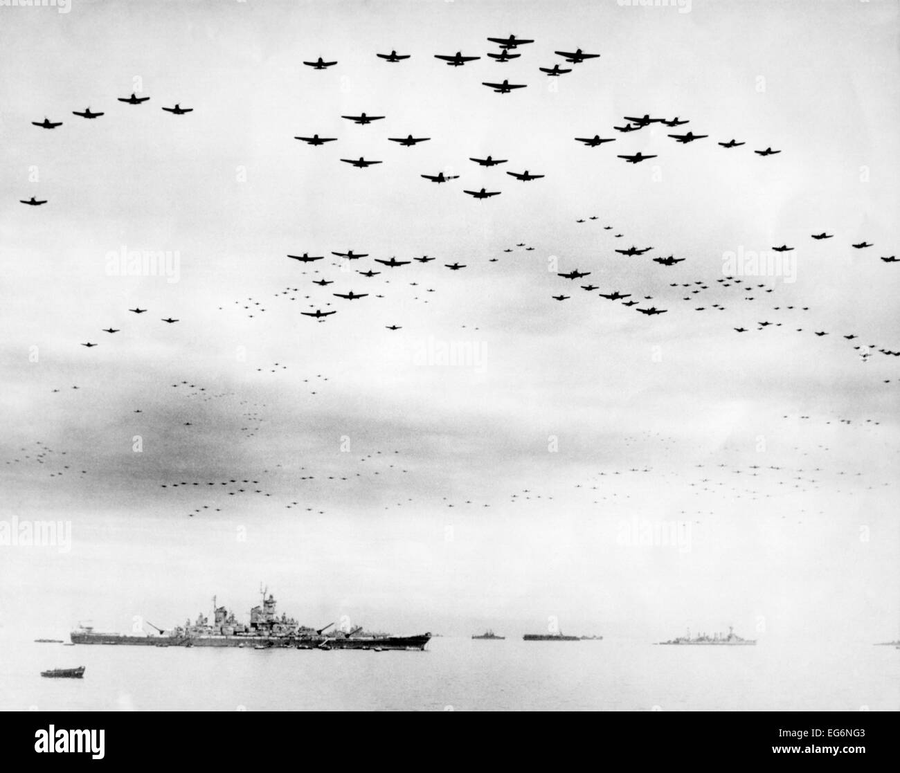 American Fighter vola in formazione oltre la USS Missouri durante le cerimonie di consegna. Baia di Tokio, Giappone. Sett. 2, 1945. La seconda guerra mondiale Foto Stock