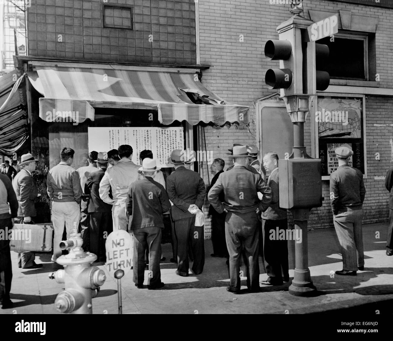 I residenti di "Little Tokyo" nel Los Angeles avvisi di lettura chiedendo loro di evacuare. Aprile 1942. Guerra mondiale 2. Foto Stock