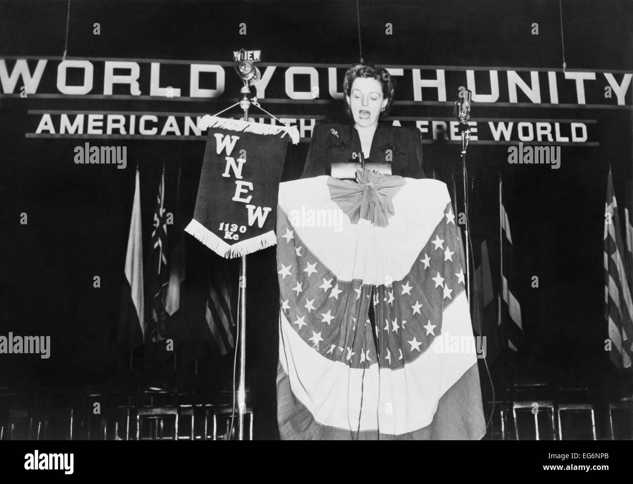 Helen Gahagan Douglas affrontare la Gioventù Mondiale Rally in New York City, Marzo 21, 1945. Douglas rappresentata in California Foto Stock